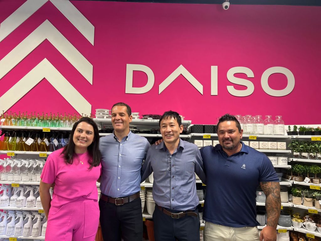 A inauguração contou com a presença das diretorias do supermercado Regina e da Daiso Japan Brasil. 